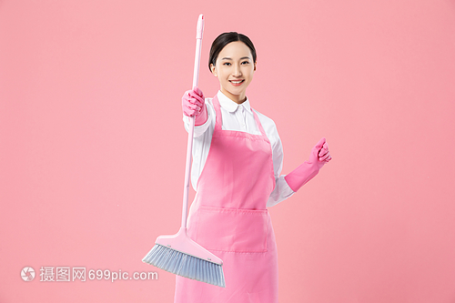 家政服務女性掃地